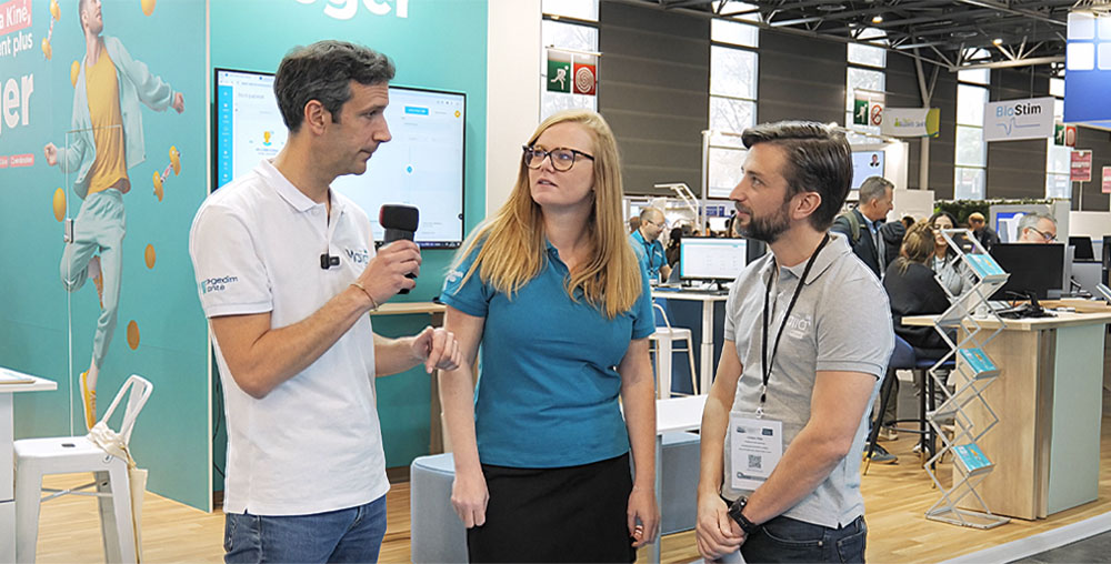Image de 3 personnes de l'équipe Maiia Kiné sur le stand Rééduca 2025