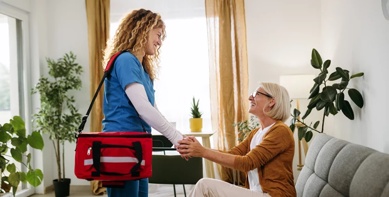 Image d'une infirmière tenant les mains d'une patiente