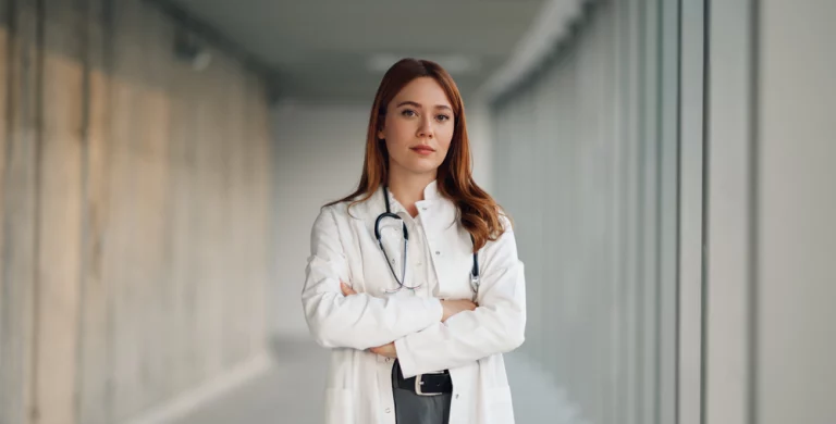 Visuel d'une jeune femme médecin