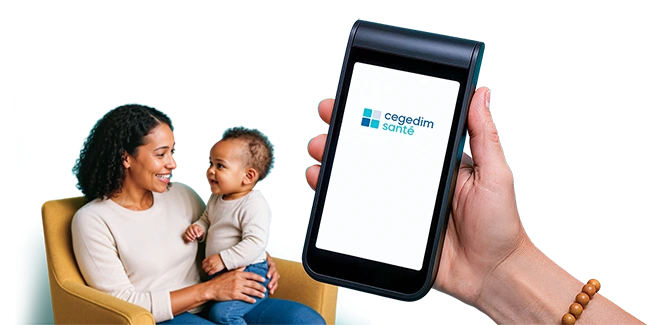 Femme tenant un bébé dans les bras et main en gros plan tenant un smartphone aux couleurs de Cegedim Santé