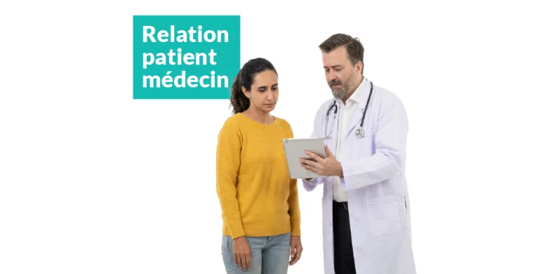 Image d'un médecin tenant une tablette et la montrant à sa patiente
