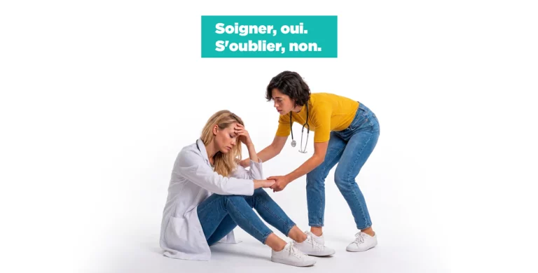 Image d'une soignante fatiguée et assise avec une collègue penchée pour l'aide. Texte : Soigner, oui. S'oublier, non.